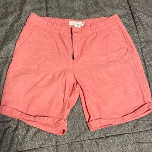 H&M Woman’s pink shorts. Size 6 front and back pockets.